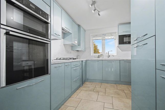 7, Daventry Close, Woodford photo 3
