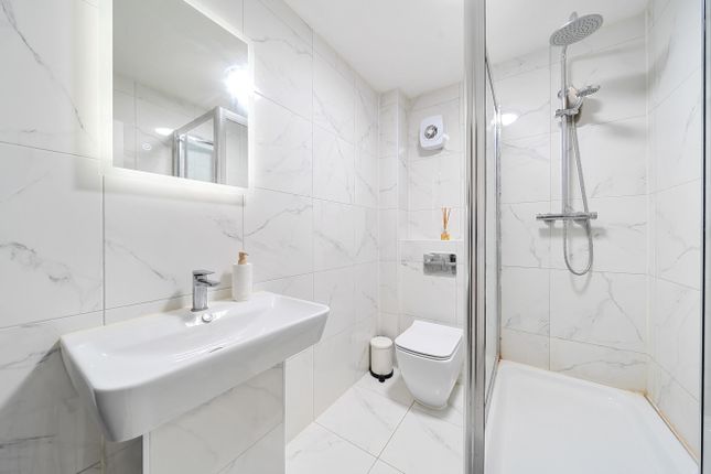 Flat for sale in Durham Avenue, Bromley