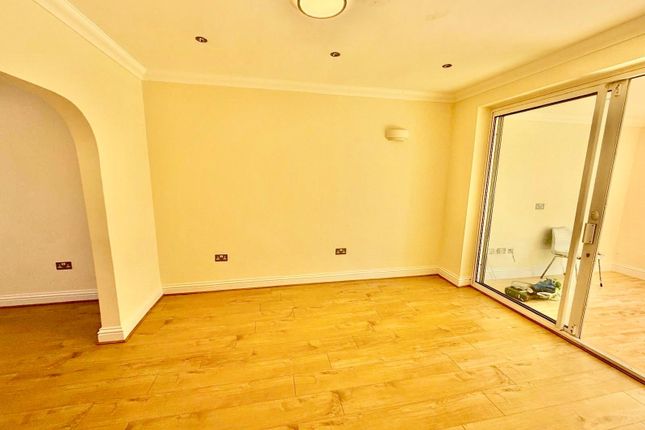 00, Wynchgate, Northolt photo 5