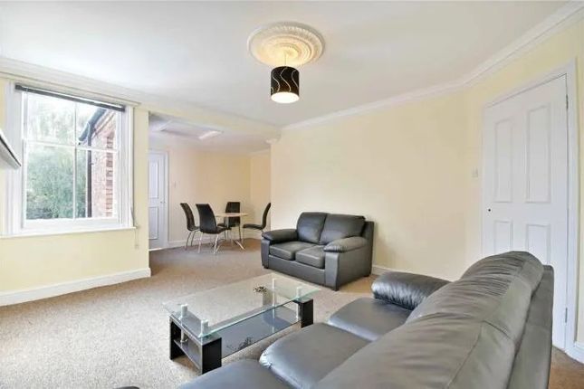 Flat to rent in Dartmouth Road, Mapesbury, London