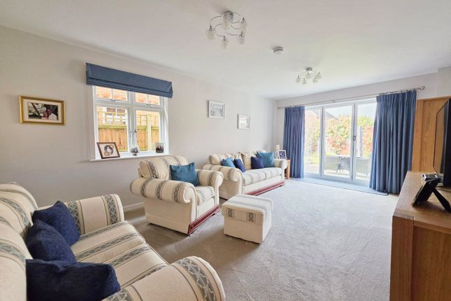 4, Astor Gardens, Horley photo 3