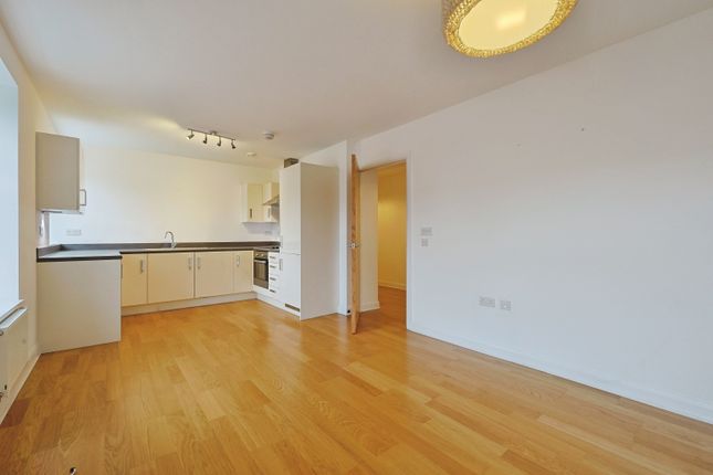 58 ashlar court, 21 Ravensocurt Gardens, london photo 3