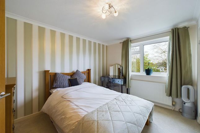 Flat for sale in Warwick Gardens, Thames Ditton