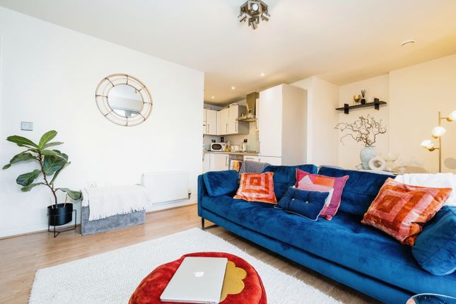 Flat for sale in Queen Mary Avenue, London