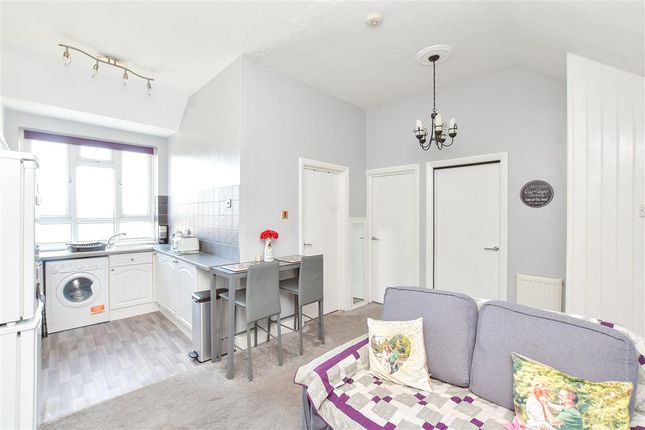 Lounge/ Kitchen Area