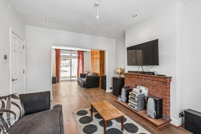 13, Holden Avenue, London photo 4