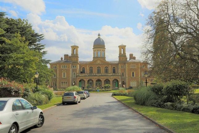 Flat to rent in Princess Park Manor, Royal Drive, New Southgate, Barnet