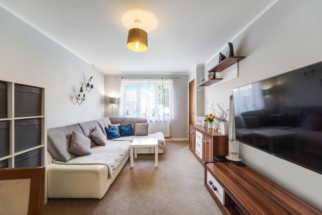 24, Whitegate Way, Tadworth photo 2