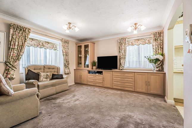 17, Pembroke Lodge, Stanmore photo 2