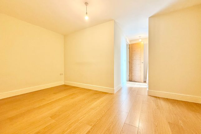 Flat 504, Charter House 450, High Road, Ilford photo 5