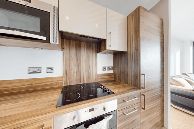 Flat to rent in Agnes George Walk, London