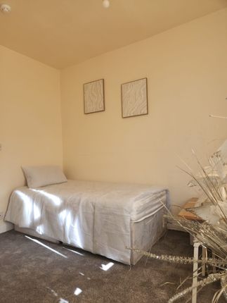 1-bed flat on 27 Nowell Mount Room 3, Leeds, Leeds, £455/mo