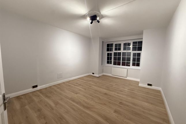 62, Wynash Gardens, Carshalton photo 5