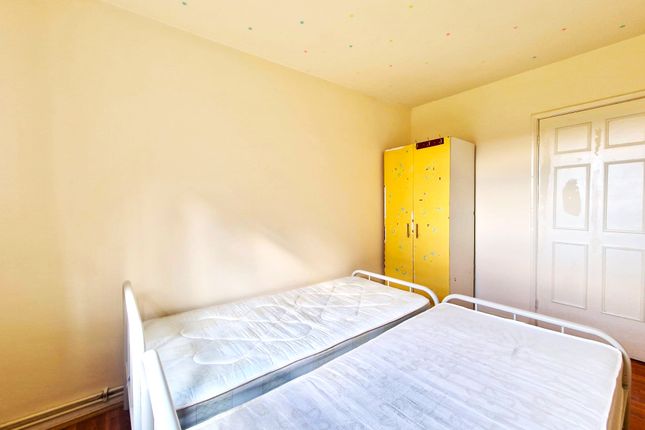 70, Roe Green, London photo 3