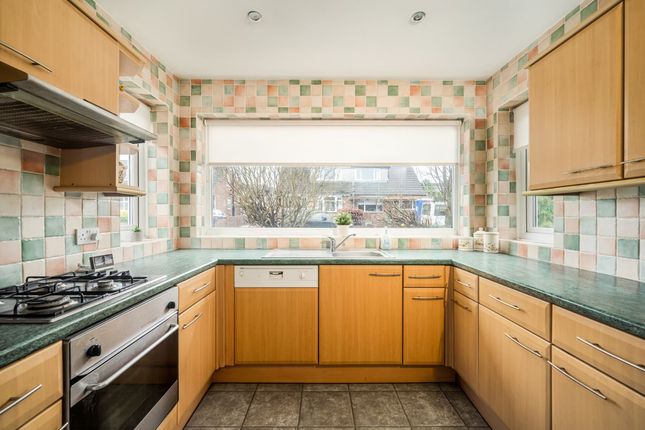 19 Dean Park Drive, Drighlington photo 3