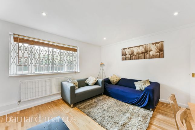 Flat to rent in Poynders Gardens, London