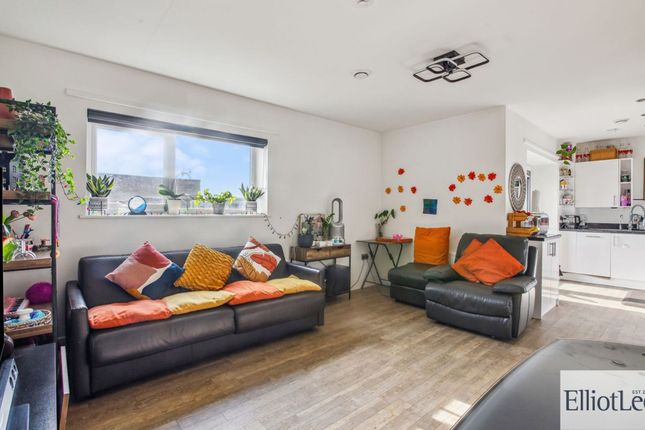 Flat 16, Calla Court Tranquil Lane, Harrow photo 3