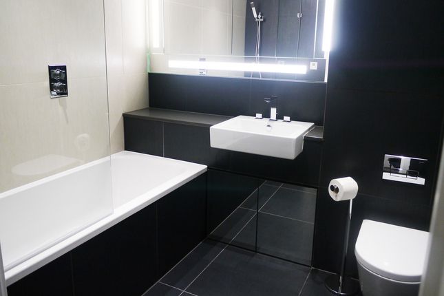 Flat Apartment 109, 1, Chaucer Gardens, London photo 5