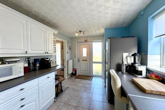 8 Kidwelly Grove, Merthyr Tydfil photo 2