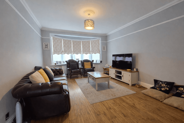 109 Connaught Gardens, London photo 4