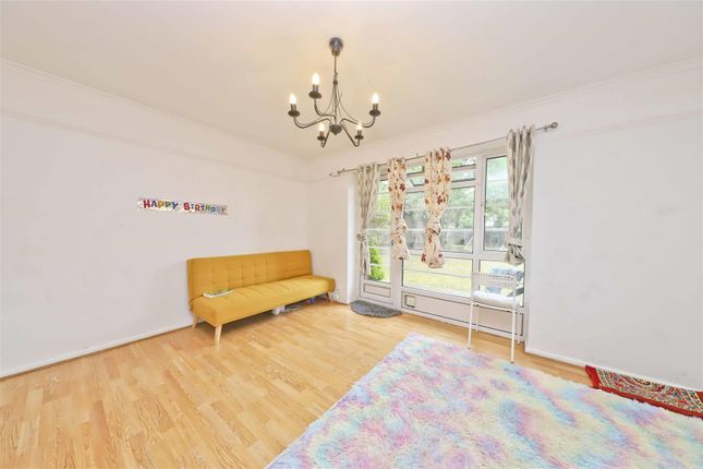 2, Garden Close, Ruislip photo 4
