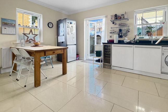 26 Denmark Road, Cowes photo 3