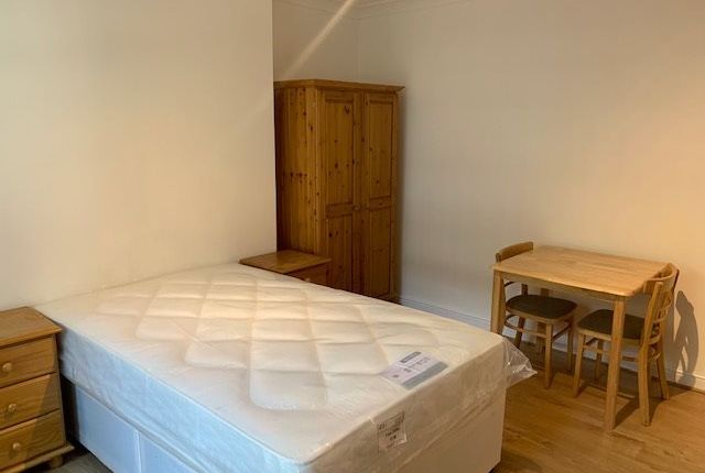 Room to rent in Belsize Road, London