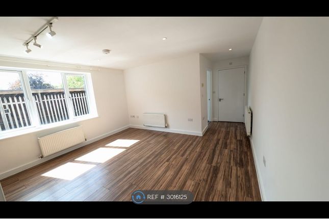 Flat, Mousehole Lane, Southampton photo 3