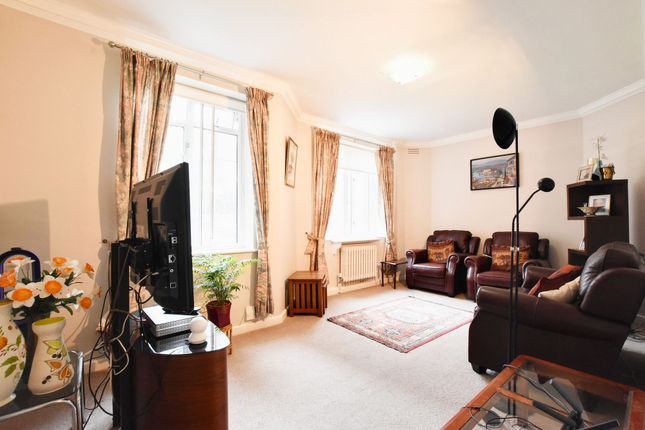 Flat for sale in Stoneygate Court, Stoneygate, Leicester