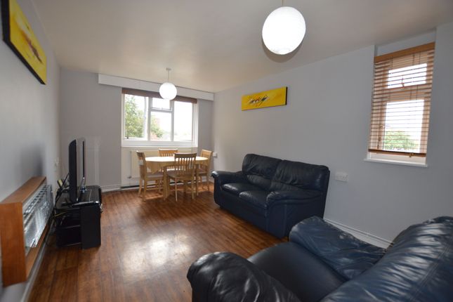 22 Inglewood Close, Hainault Essex photo 3