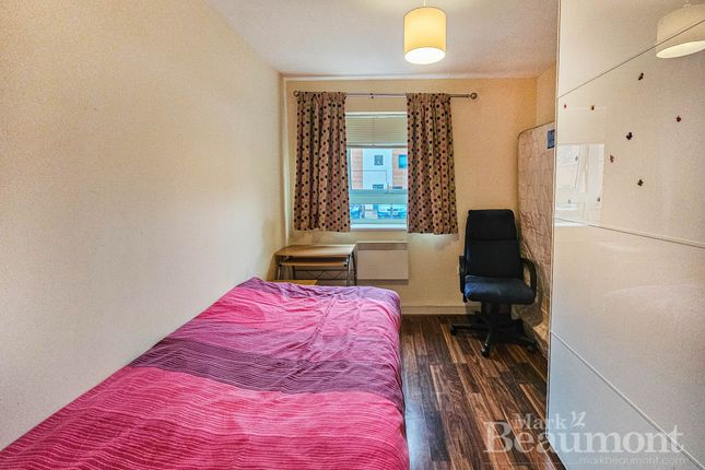 Flat 2, 19, Highfield Close, London photo 3