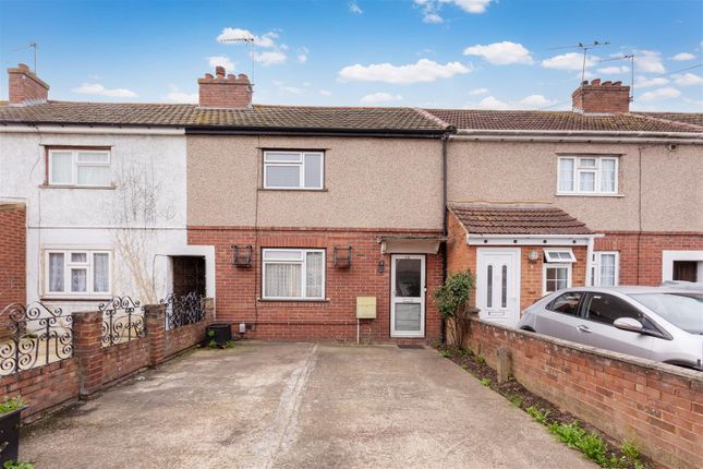 Terraced house for sale in Granville Avenue, Slough