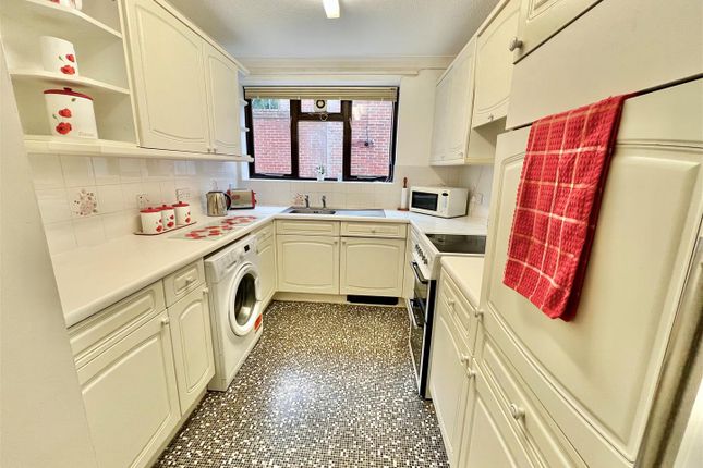 Flat 3, Bowbridge Court, Hooke Hill, Freshwater photo 4