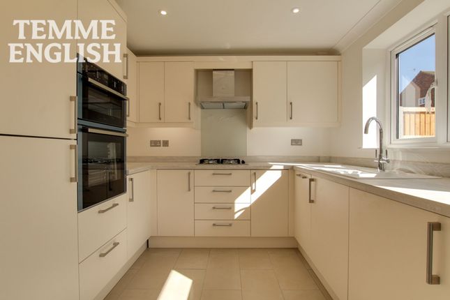 1 Creeksea Crescent, Wickford photo 5