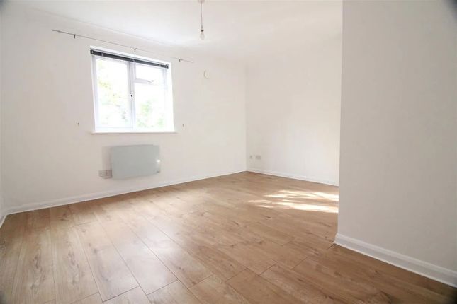 Gainsborough Road, Hayes photo 4