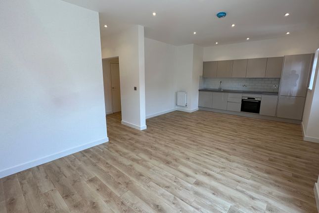 Flat to rent in High Street, Hounslow