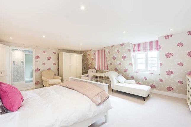 Detached house to rent in Old Town, London