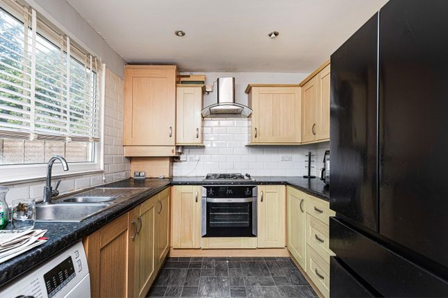 25, Greenfield Avenue, Huddersfield photo 2