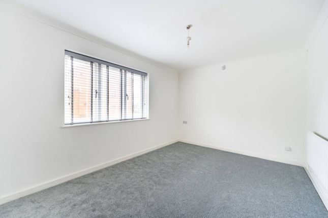 Flat for sale in Worcester Close, Gladstone Park, London