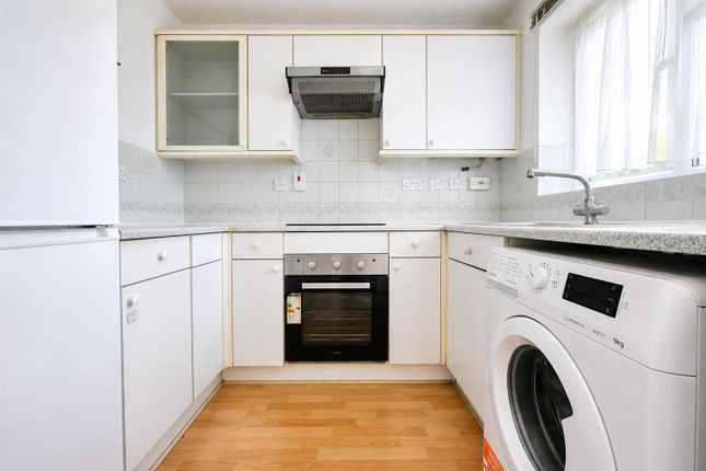 3, Richards Way, Slough photo 4