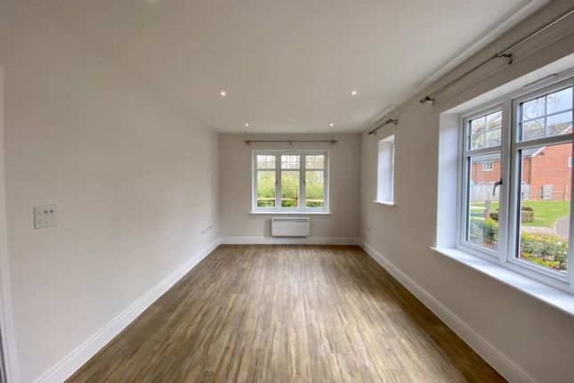 3 Heather Court,, Emerald Avenue, Hampshire photo 3