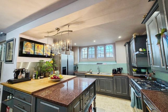 8 Hitcham House, Hitcham Lane, Buckinghamshire photo 3