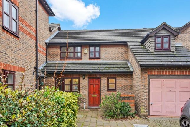 Thumbnail Property to rent in Bartlett Close, London