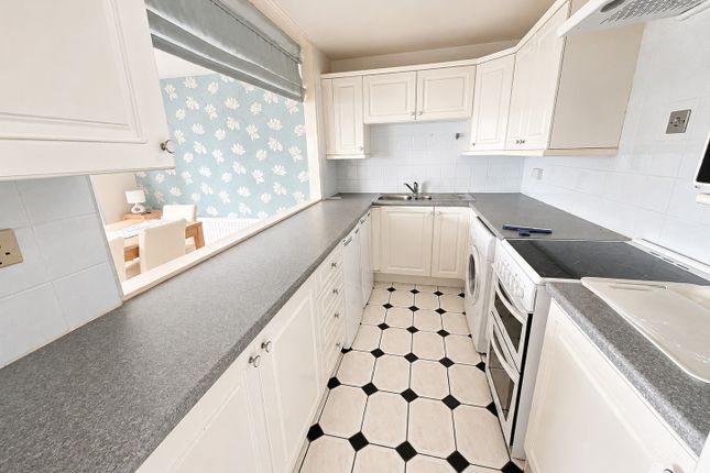 Flat 6, West Point, 14, Marine Parade West, Lee-On-The-Solent photo 3