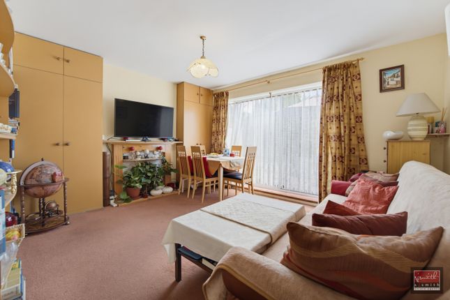 14, Watermill Way, Feltham photo 2