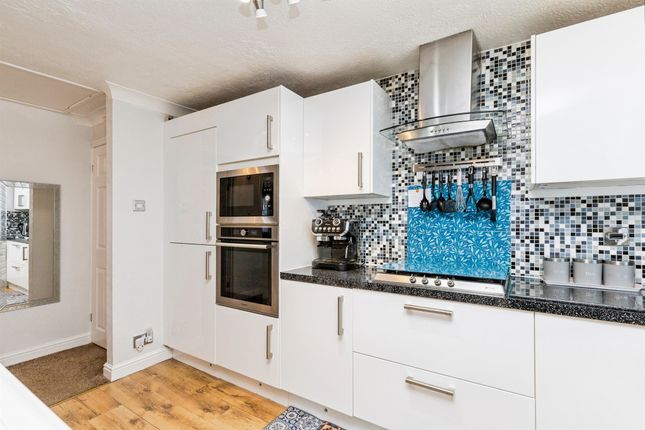 59, Hawkins Road, CRAWLEY photo 4