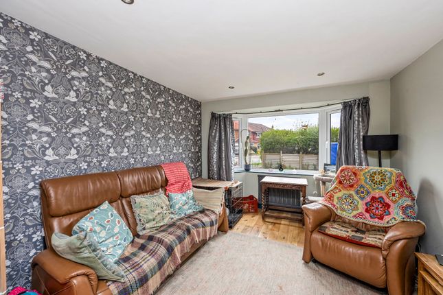 36 Benhams Drive, Horley photo 4