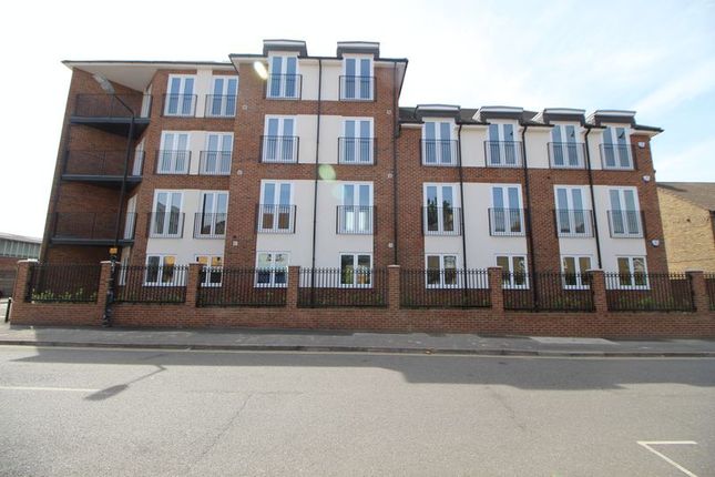 Flat to rent in Reet Gardens, Slough