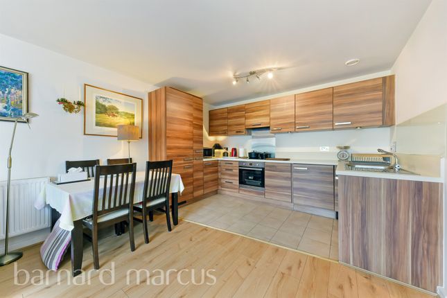 Flat for sale in Garratt Lane, London