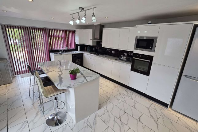 Beautifully Extended 4 Bedroom Semi-Detached With Seperate Annex In Lu4